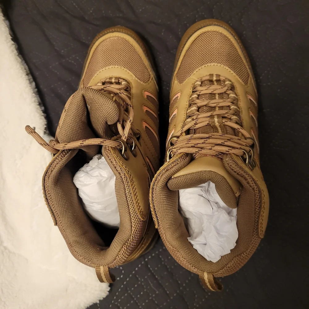 NIB! Eastland hiking boots! Color Ash-Natural